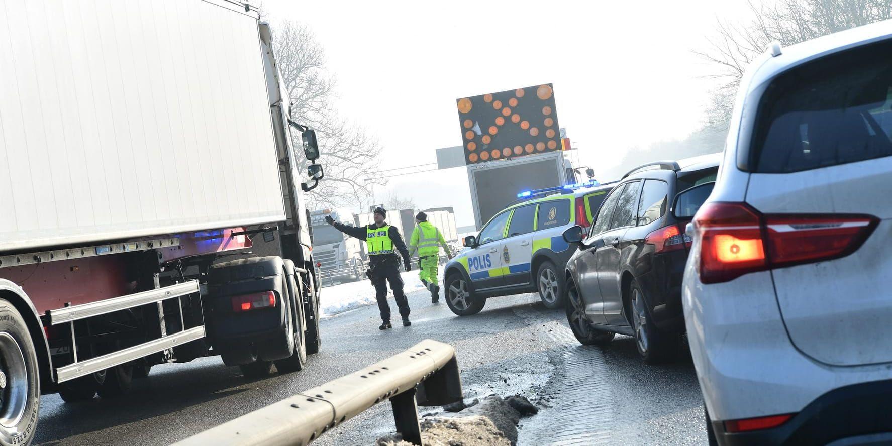 En lastbilsolycka orsakade ett stopp på E65 mellan Skurup och Ystad. Sedan följde fler olyckor på vägsträckan. I stora delar av landet bedömer Trafikverket väglaget som besvärligt på grund av snön.