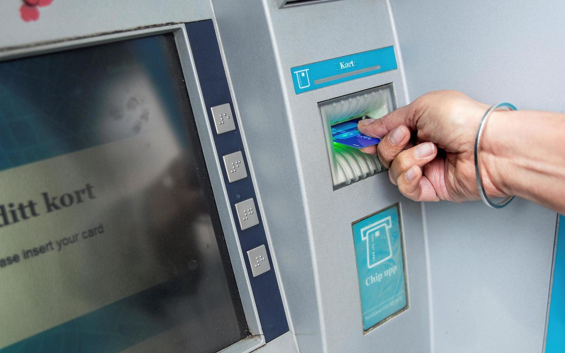 20170928 - Kvinna tar ut pengar ur bankomatFoto: Isabell Höjman / TT / kod 11711