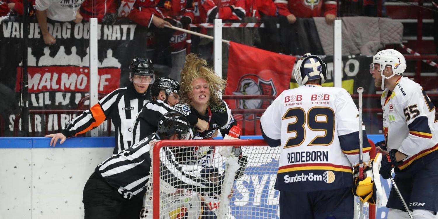 Malmös Marcus Sylvegård i slagsmål med Djurgårdens Jacob Josefson under lördagens ishockeymatch i SHL mellan Malmö och Djurgårdens i Malmö arena.