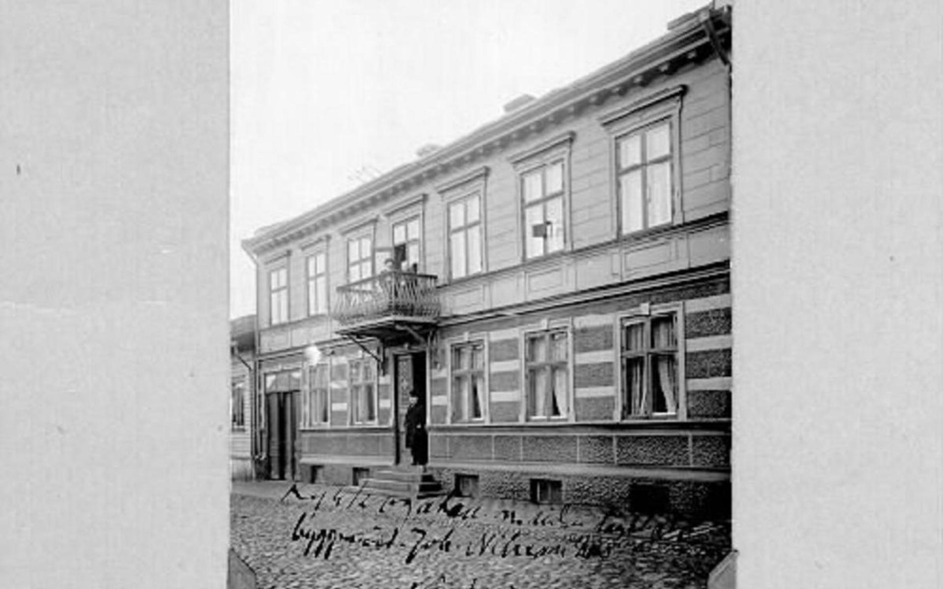 &quot;Byggmästare Nilssons hus vid Kyrkogatan, kv Hantverkaren 7. Bilden tagen mot nordväst.&quot; Så berättar Arkivet för Hallands Kulturhistoriska Museum om det här fotografiet av huset från 1920.