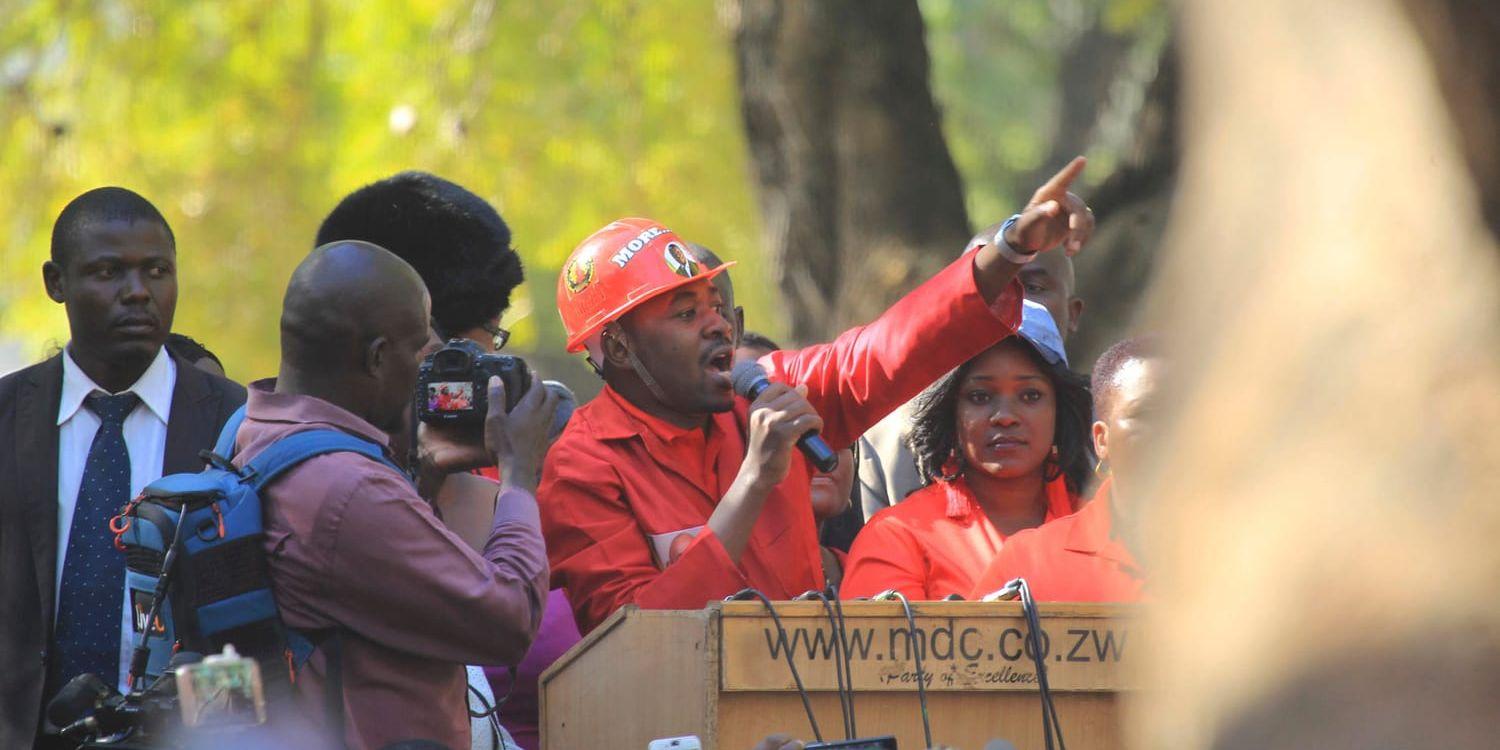 Oppositionspartiet MDC:s ledare Nelson Chamisa under ett tal inför anhängare i Zimbabwes huvudstad Harare i början av juni.