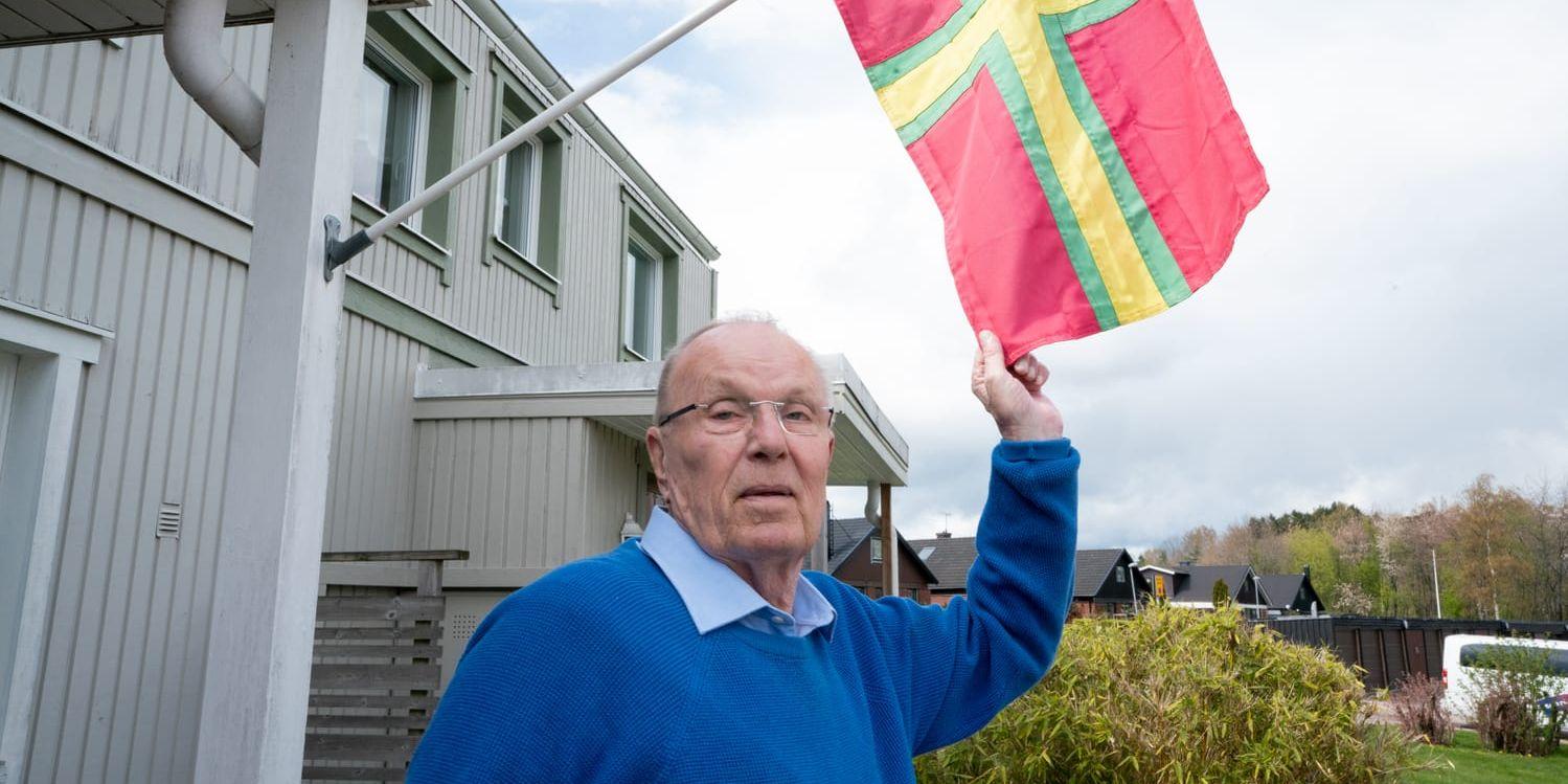 Christer Hansson är född i Kristianstad som ligger nära Österlen, vars flagga han hissat på radhuset i Tuve i norra Göteborg.
