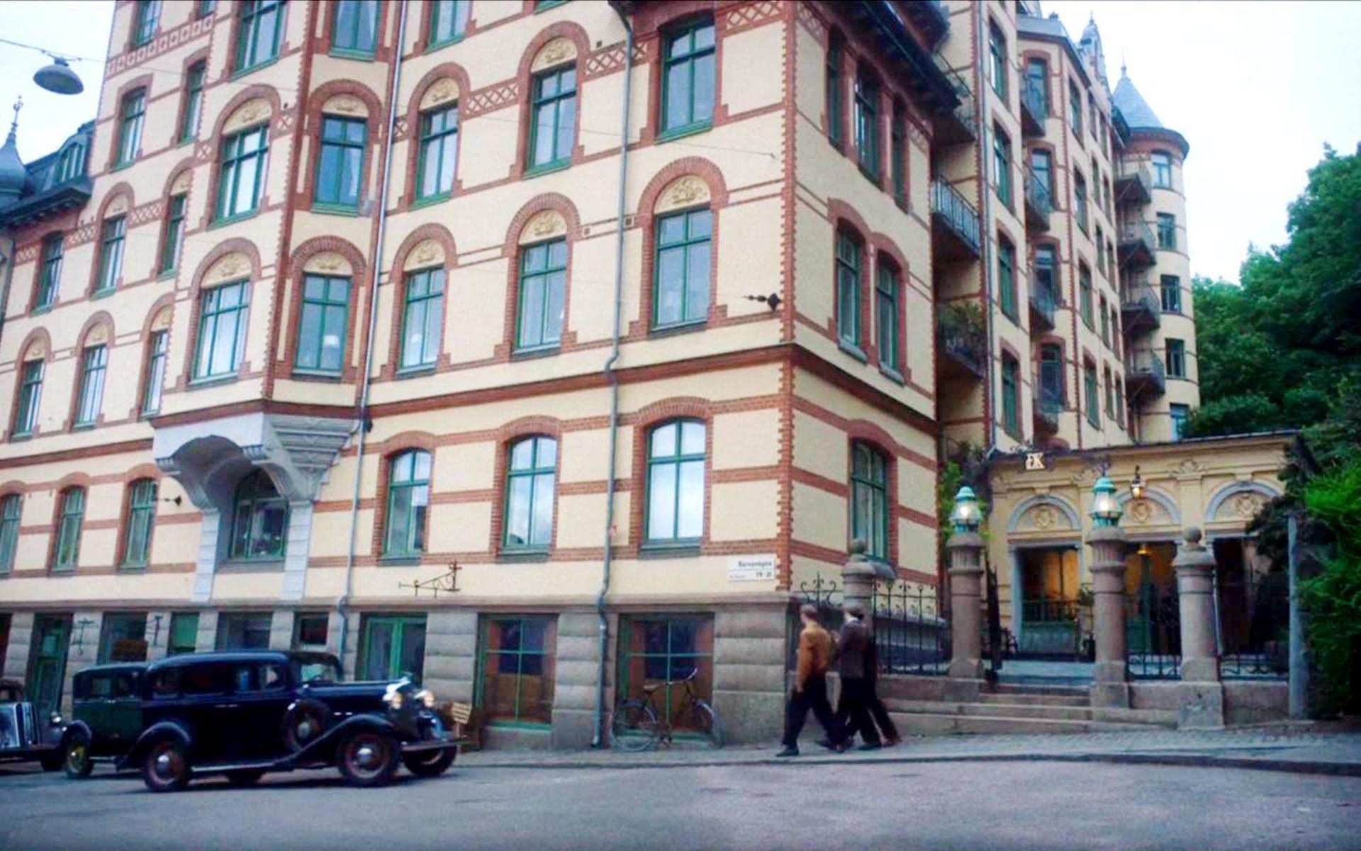 I tv-serien ”Vår tid är nu” syns fastigheten på Haga Kyrkogatan 28 i princip alla avsnitt, för där låg restaurang Djurgårdskällaren. Bilden är från tv-serien.