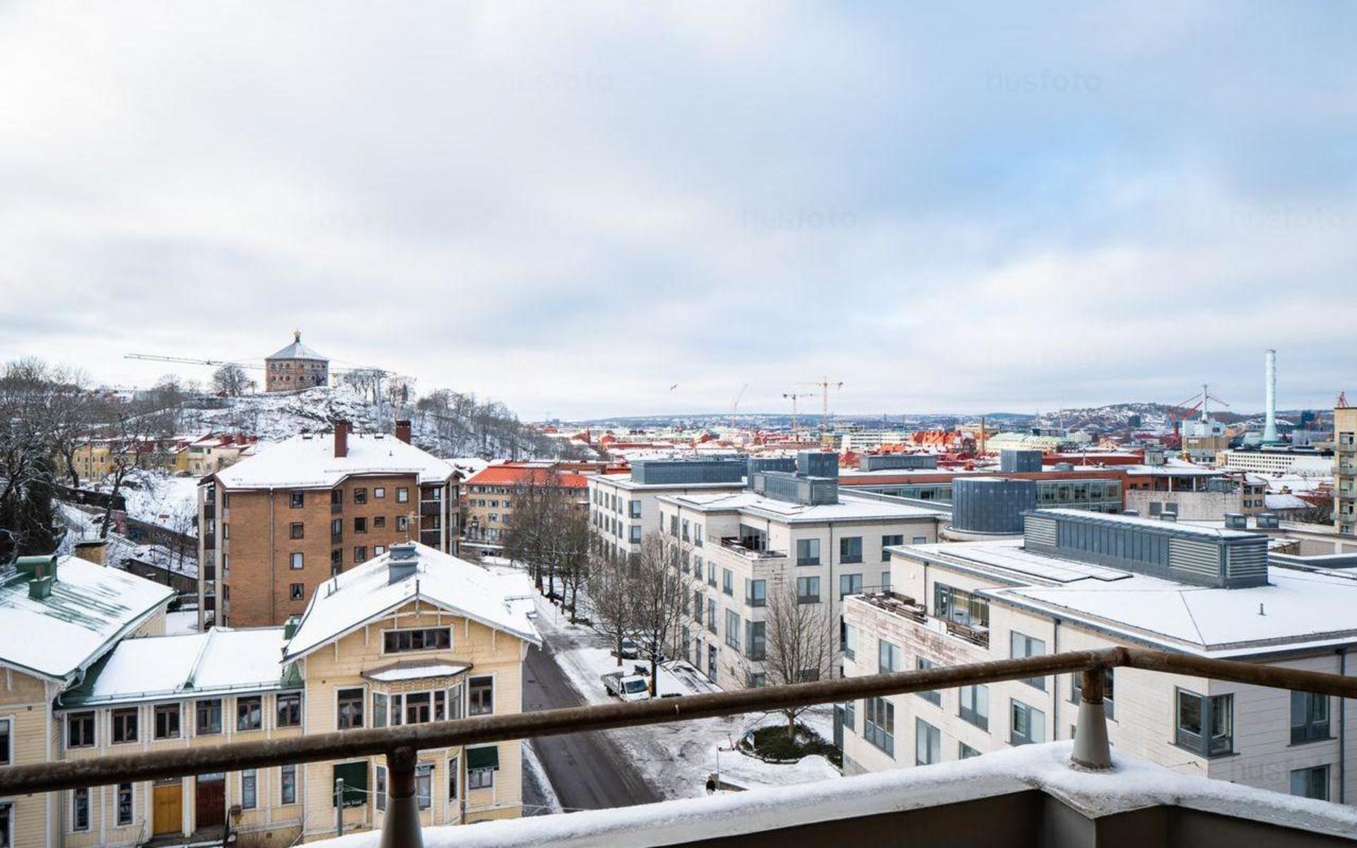 I våningen finns det två balkonger - en av dem har utsikt mot Skansen Krona.