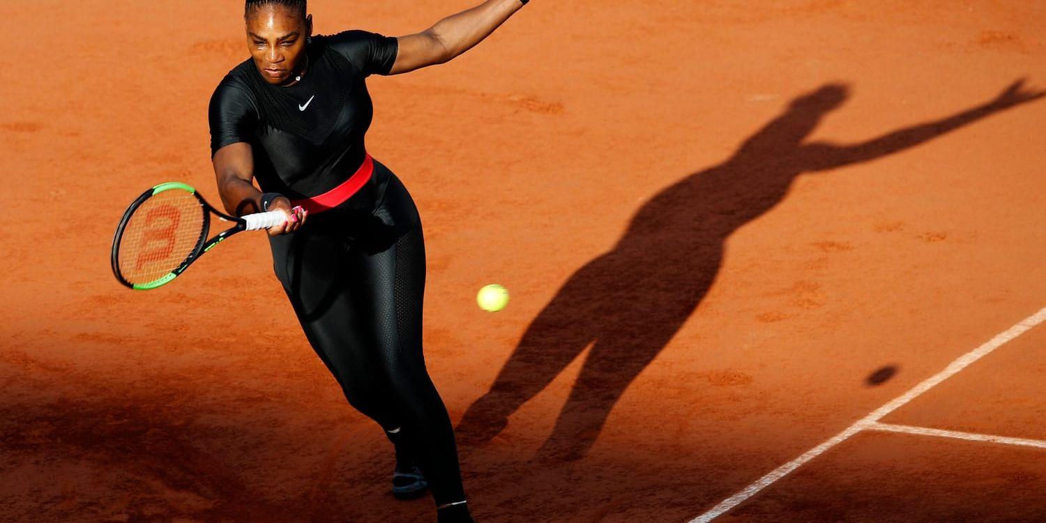 Serena Williams hade inga problem med att avfärda tyskan Julia Görges. Nu väntar Maria Sjarapova i åttondelsfinalen i Franska mästerskapen.