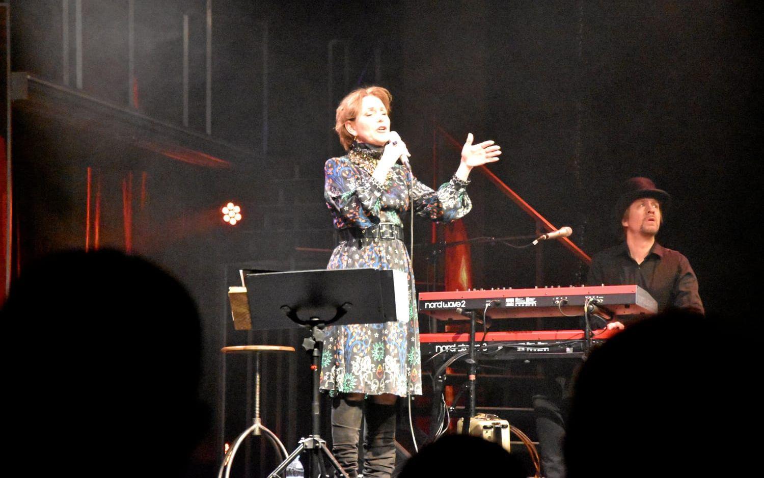 Helen Sjöholm sjöng till ackompanjemang av pianisten Rikard Nilsson.