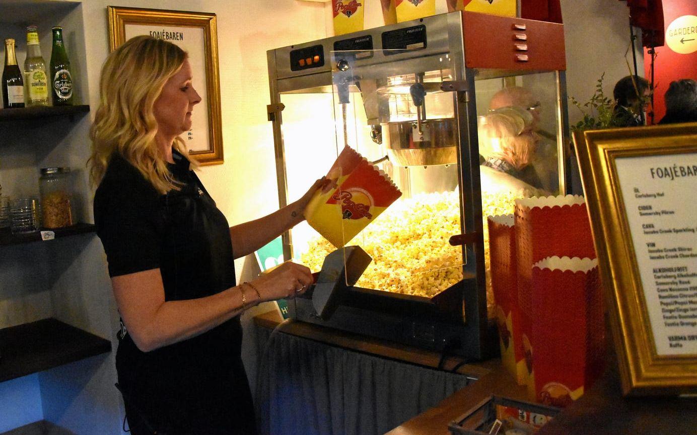 Anna Mellstedt serverar popcorn.