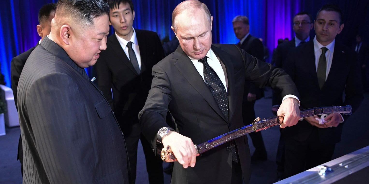 Vladimir Putin överräcker en rysk sabel till Nordkoreas Kim Jong-Un.