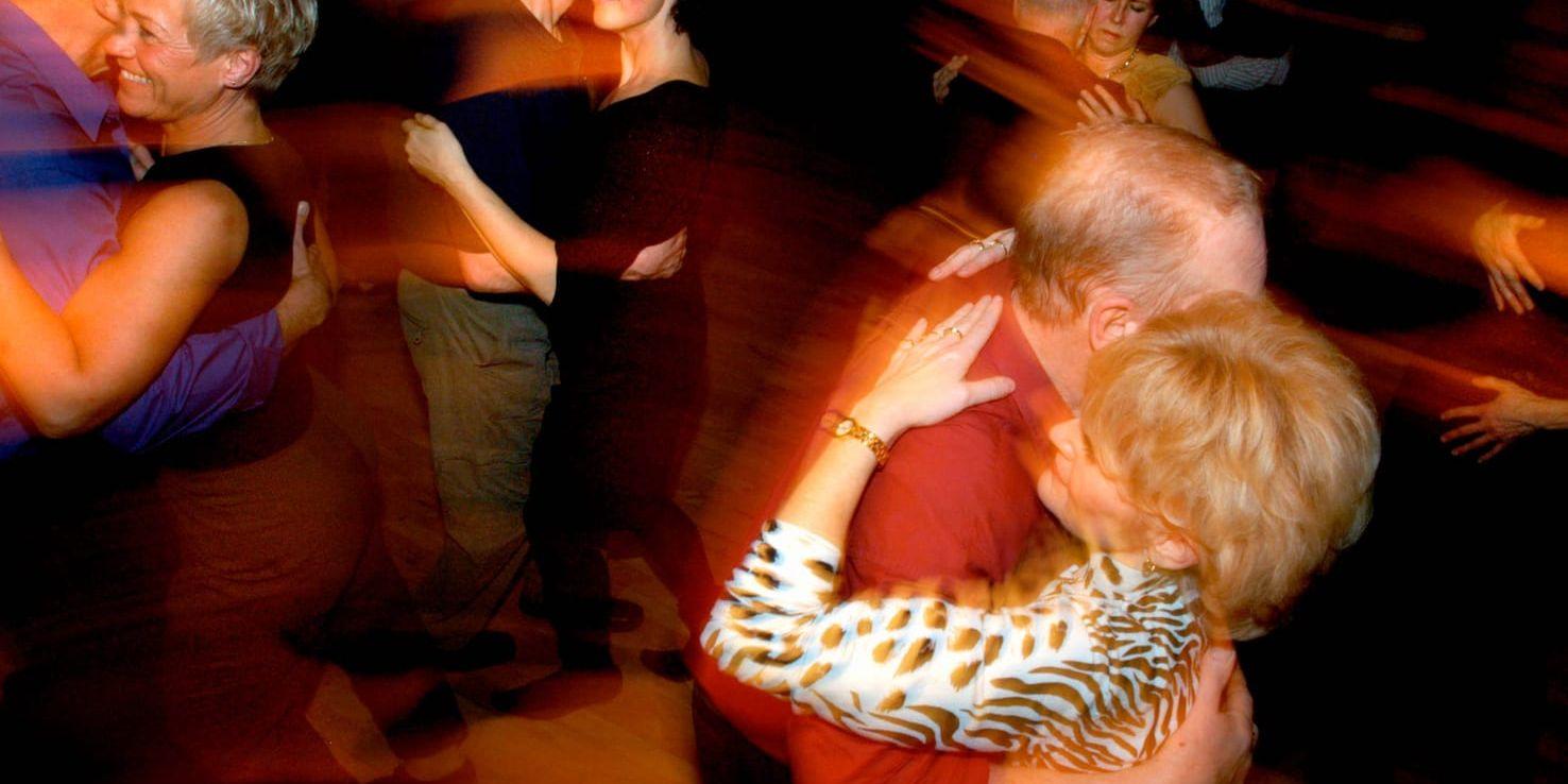 Många svenskar tycker om att dansa till dansbandsmusik.