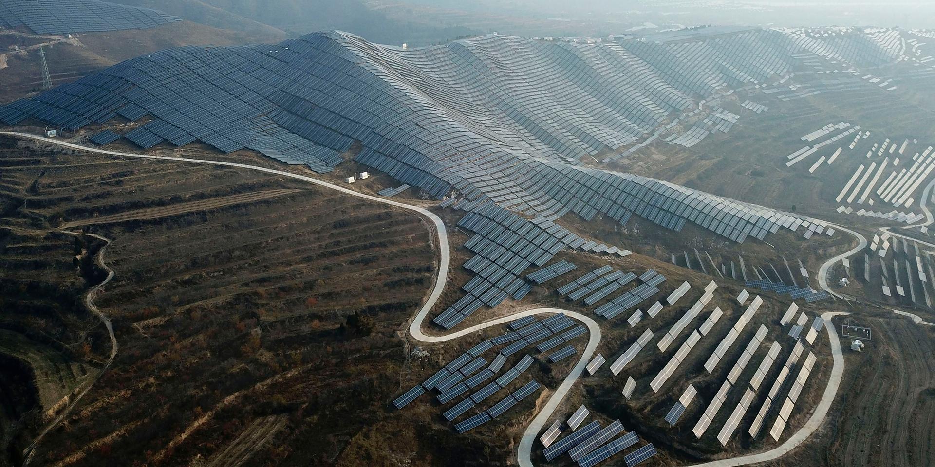 En syn som ska bli allt vanligare. Arkivbild på en jättelik solenergipark i Ruicheng i den kinesiska provinsen Shanxi.
