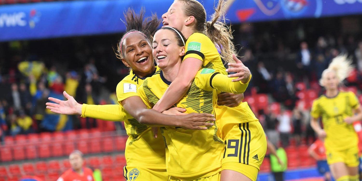 Sveriges målskyttar Madelen Janogy och Kosovare Asllani firar tillsammans i 2–0-segern mot Chile.