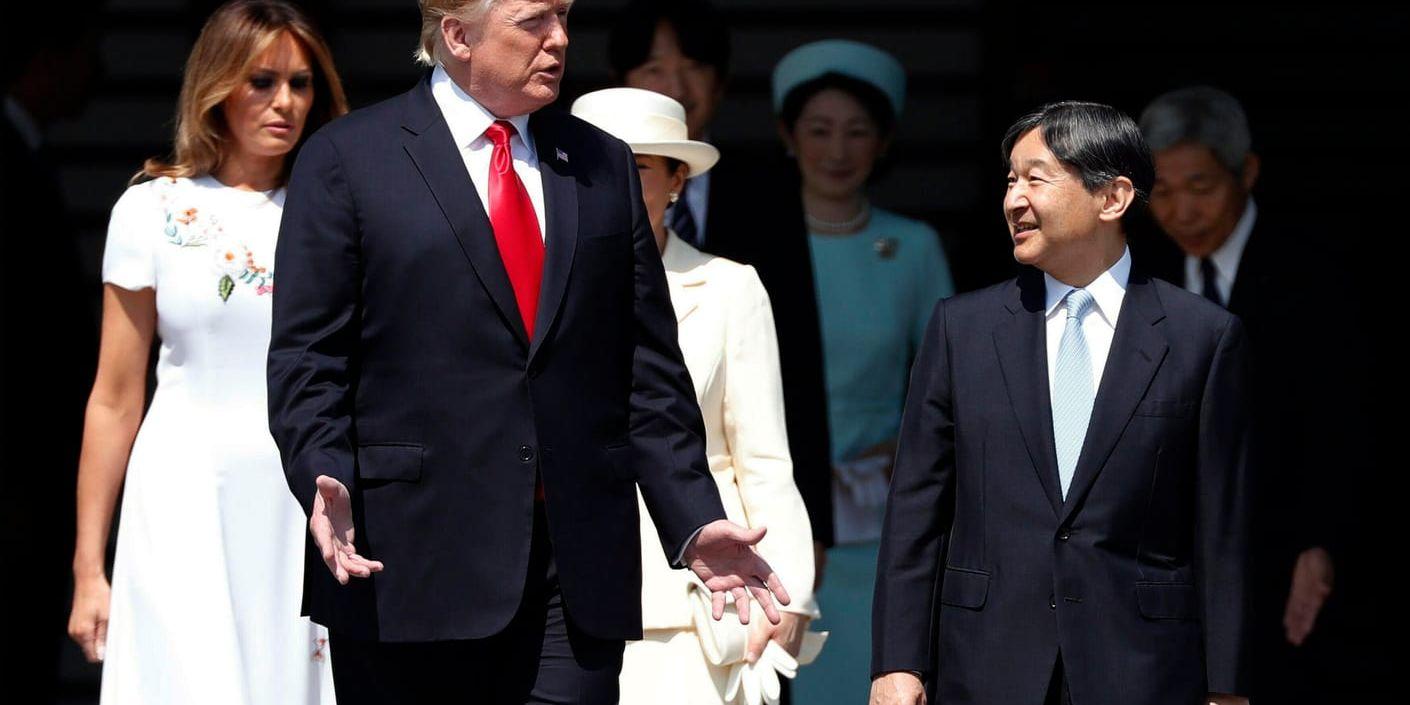 USA:s president Donald Trump och Japans kejsare Naruhito. Bakom dem Melania Trump och kejsarinnan Masako.