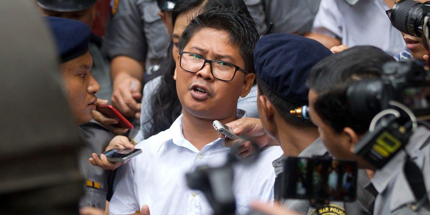 Reutersjournalisten Wa Lone intervjuas medan han eskorteras av polis från domstolen i Rangoon där överklagan lämnades in på måndagen.