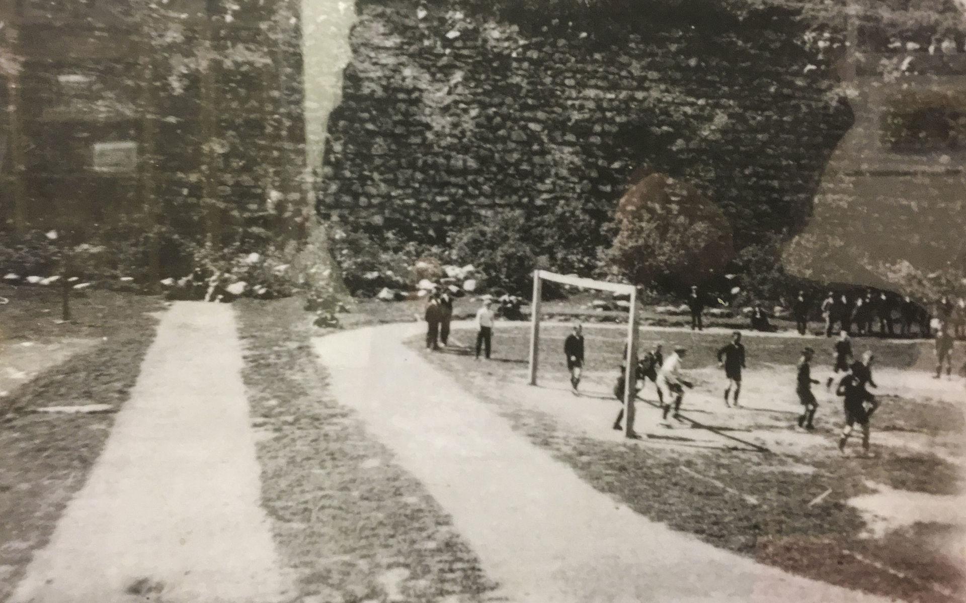 Vallgraven fungerade som fotbollsarena innan Påskbergsvallen invigdes 1925. Till slut tvingades idrotten lämna idrottsplatsen. En av orsakerna till flytten var att murarna skulle restaureras.