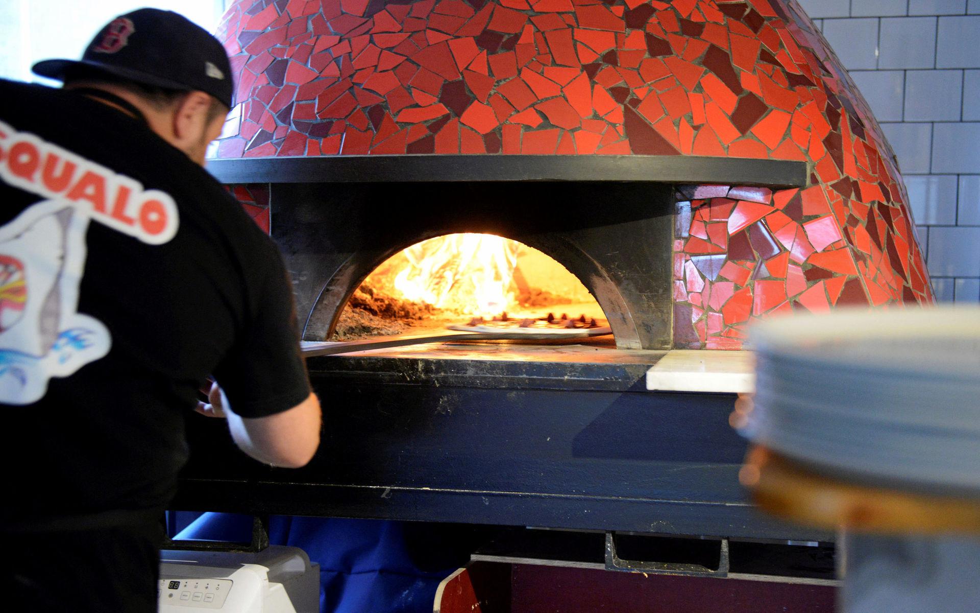 Kort tid i väldigt varm ugn - så gräddas en napoletansk pizza.