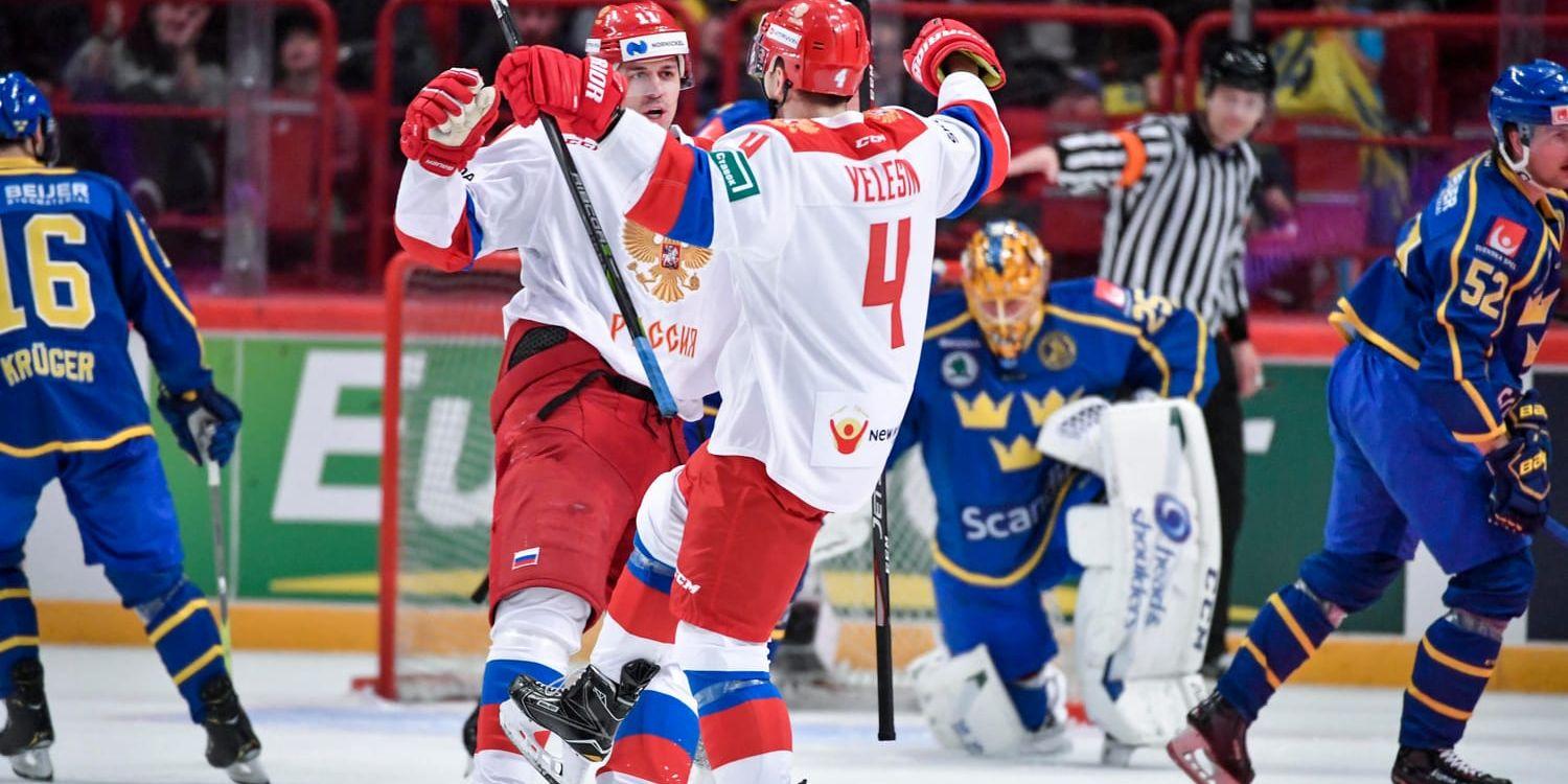 Ryssarna Jevgenij Malkin och Alexander Jelesin jublar över ett mål mot Sverige i Carlson Hockey Games.