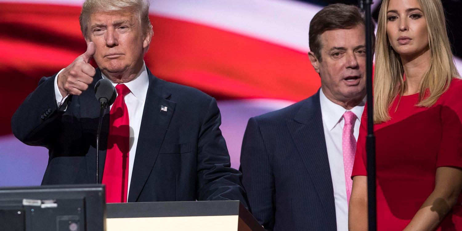 Paul Manafort (mitten) under tiden som kampanjledare åt Donald Trump i Republikanernas primärval 2016. Arkivbild.