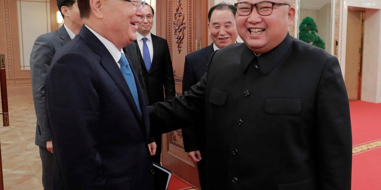 Kim Jong-Un, till höger, vid veckans överläggningar.