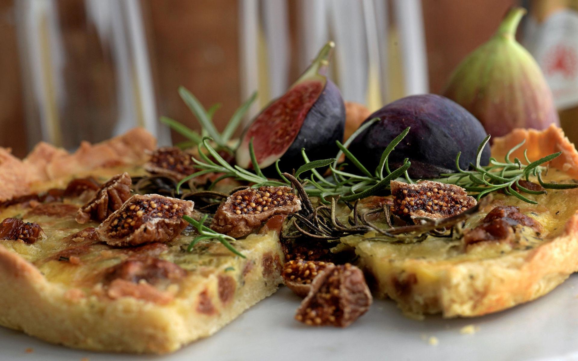 Grekiskinspirerad paj med smak av fikon, grevé och rosmarin.