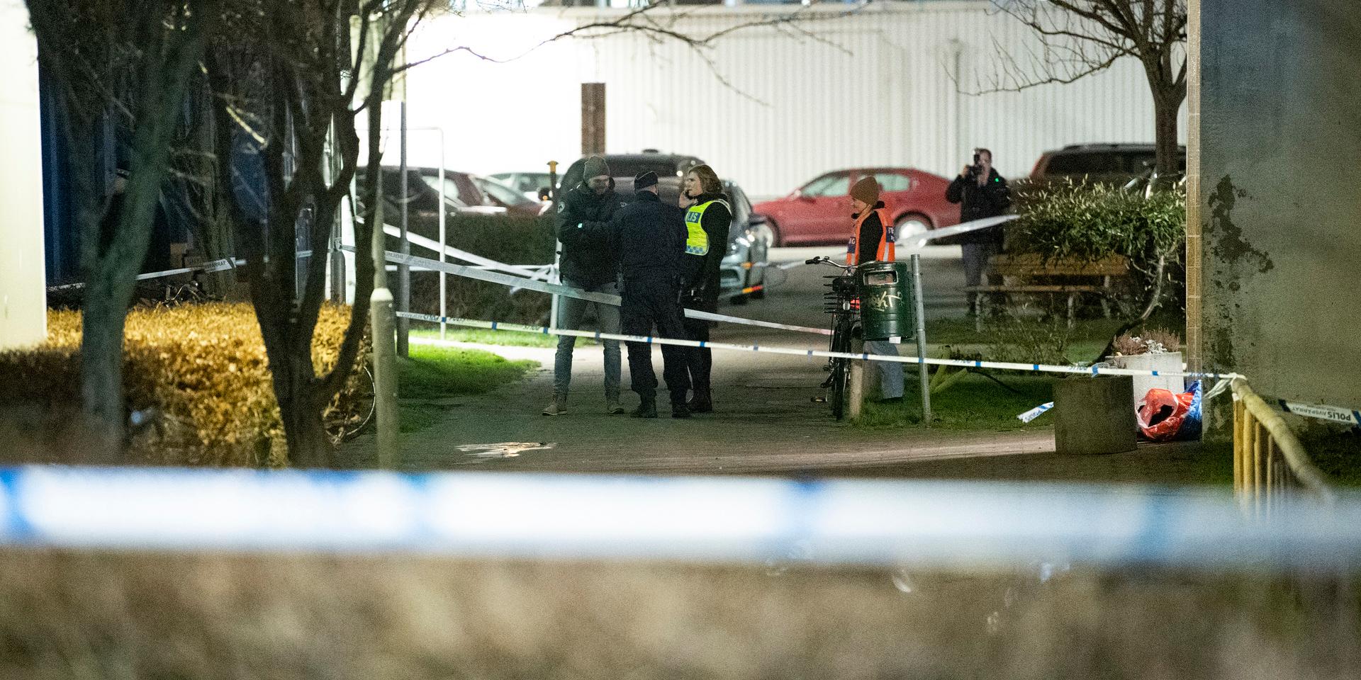 I mitten av december i fjol blev en man i 30-årsåldern knivmördad i Malmöstadsdelen Almhög. Nu döms en 43-årig släkting till 18 års fängelse för mordet. Arkivbild.