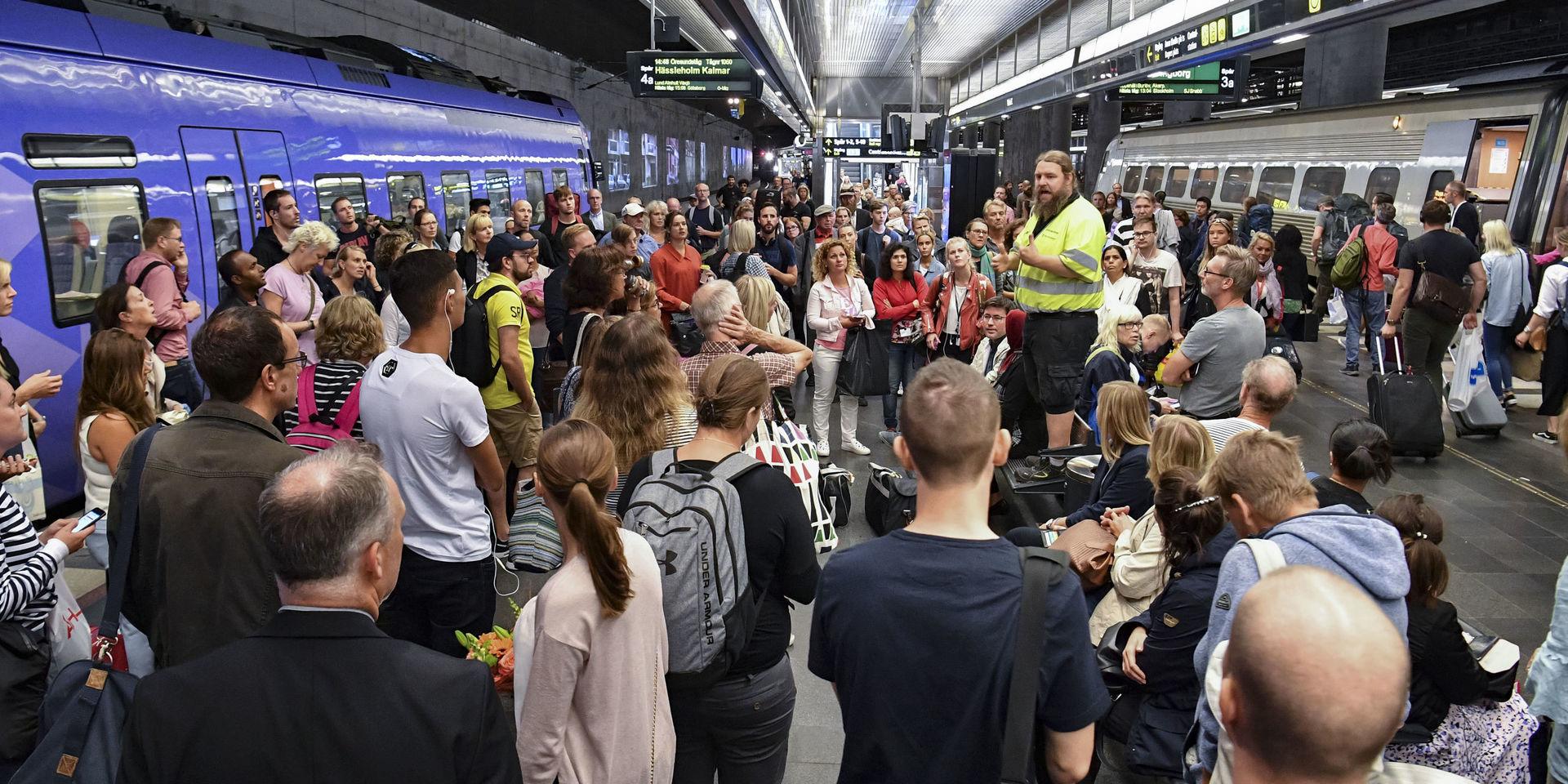 Tågstopp. Resenärer informeras under ett tågstopp på Malmö C i augusti.