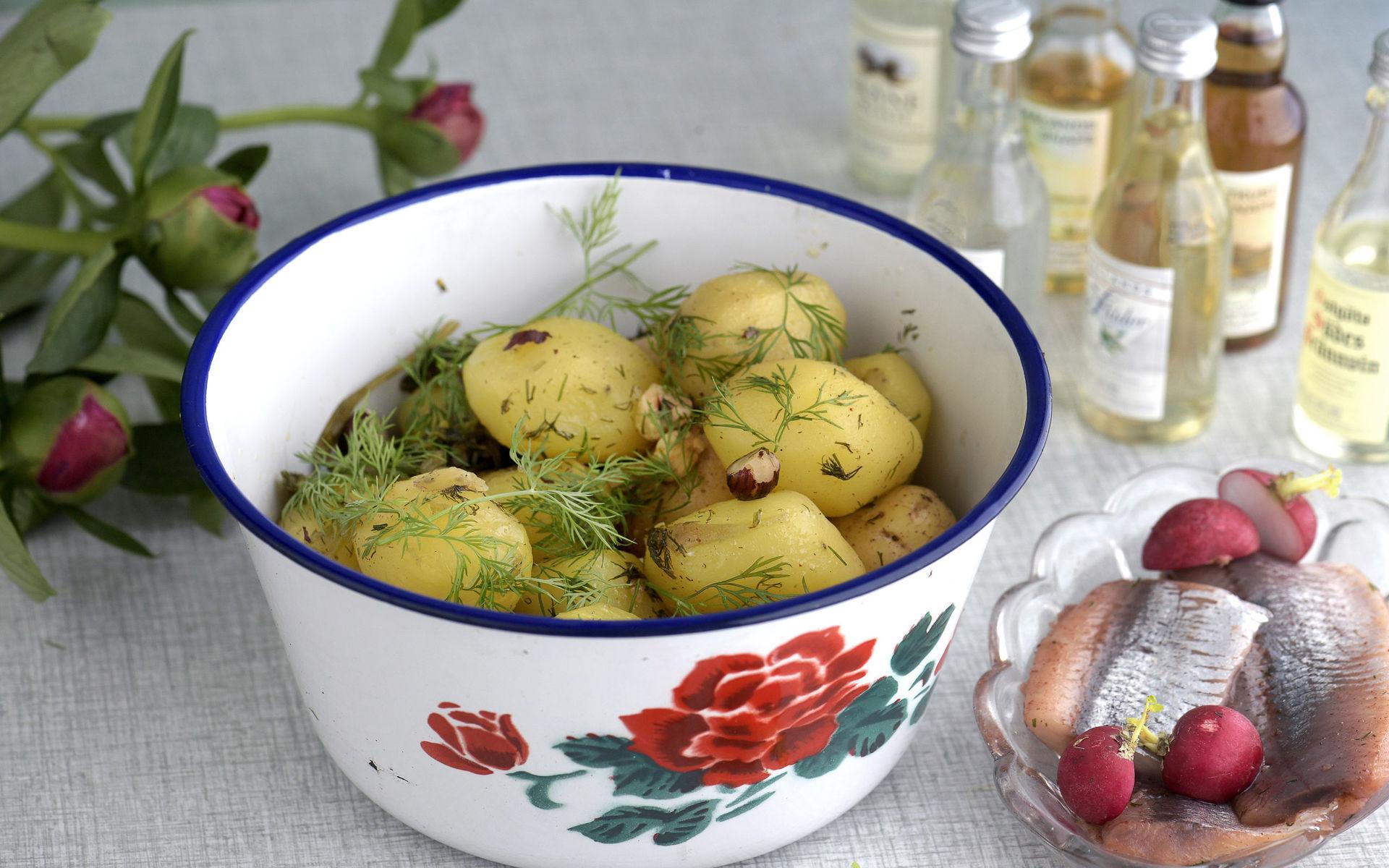 Sätt smak på potatisen med hjälp av spad från matjessillen och brynt citronsmör.