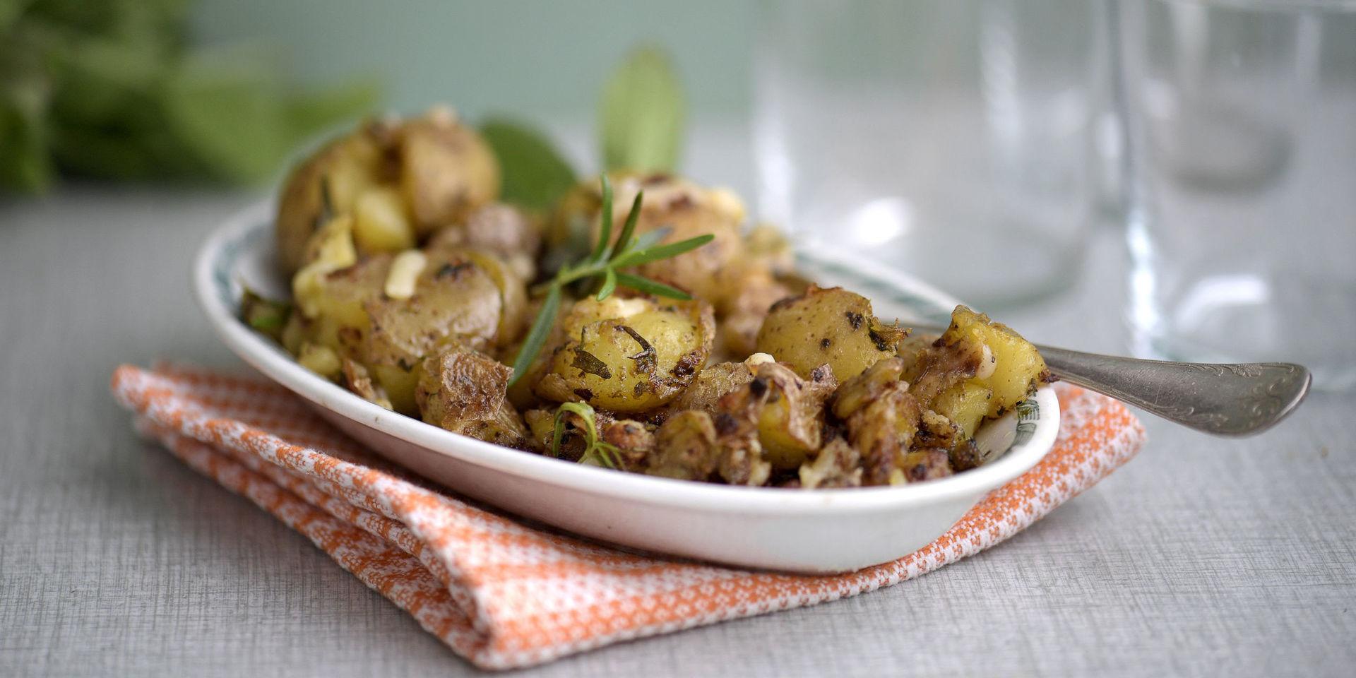 Frasig örtpotatis smakar suveränt till grillat.