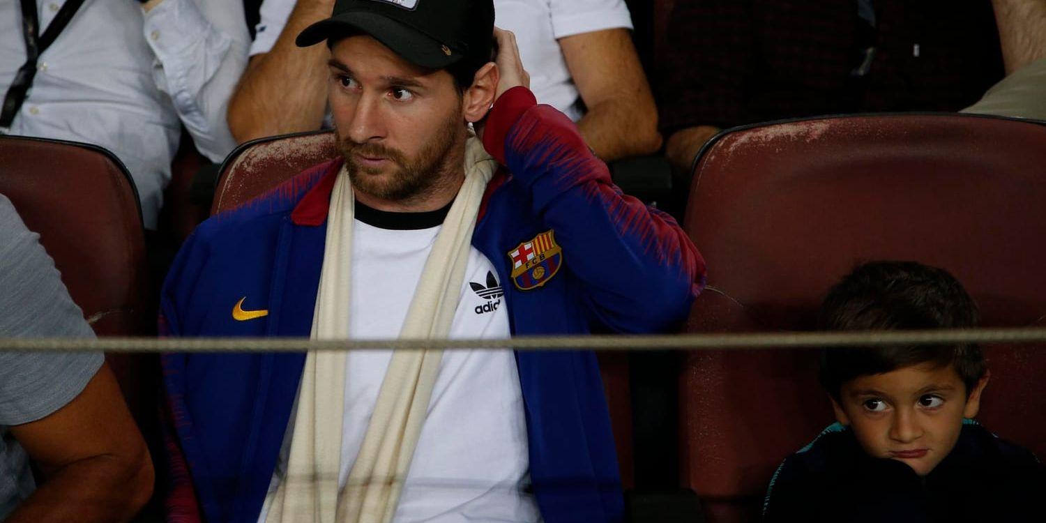 Barcelonas Lionel Messi satt på läktaren med armen i mitella i förra mötet med Inter för knappt två veckor sedan.