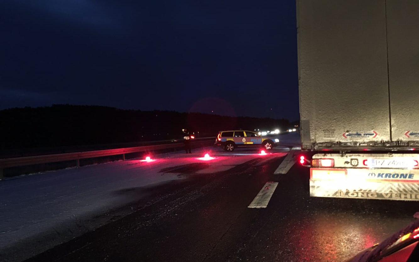 Strax före midnatt välte en lastbil på motorvägen. Bild: Marie Hebelius Svahn