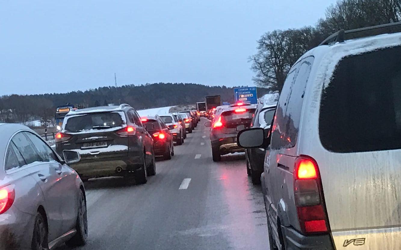 På torsdagsmorognen var det långa köer på E6 norr om Varberg Nord. Bild: Erika Arnadotter