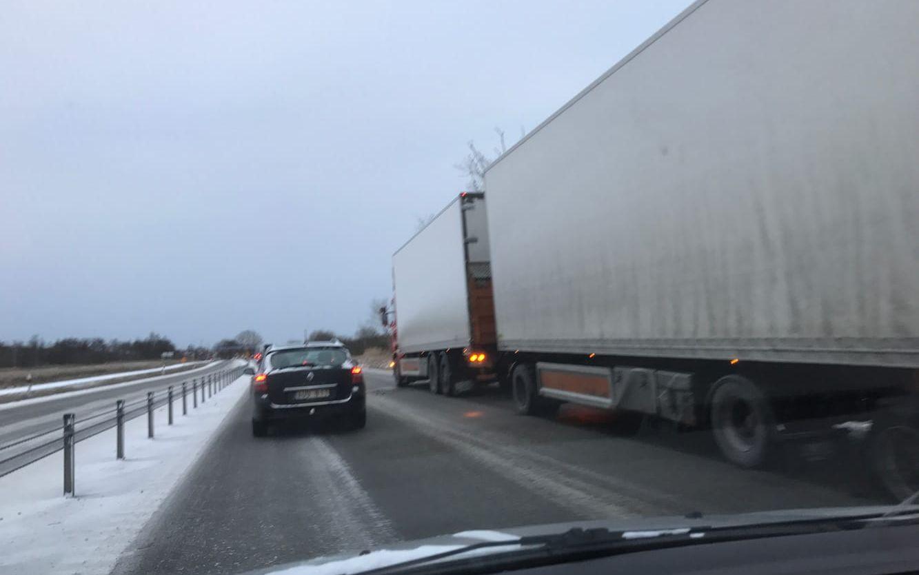 En lastbil fick punktering och blev stående på rv 41 mellan Lindhovsrondellen och Lassabackarondellen, strax före järnvägen. Bild: Erika Arnadottir