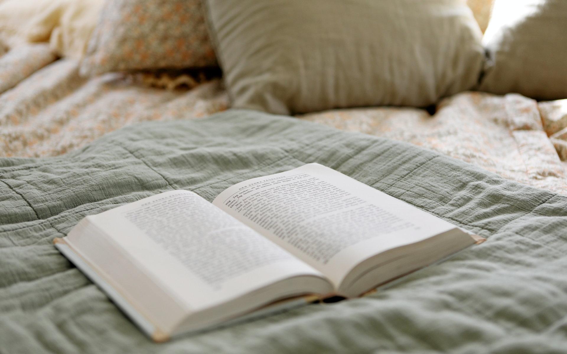 Laddat för läsning. När sängen är uppbäddad mäter den 2 x 2 meter och är större än någon av sängarna i parets hem.