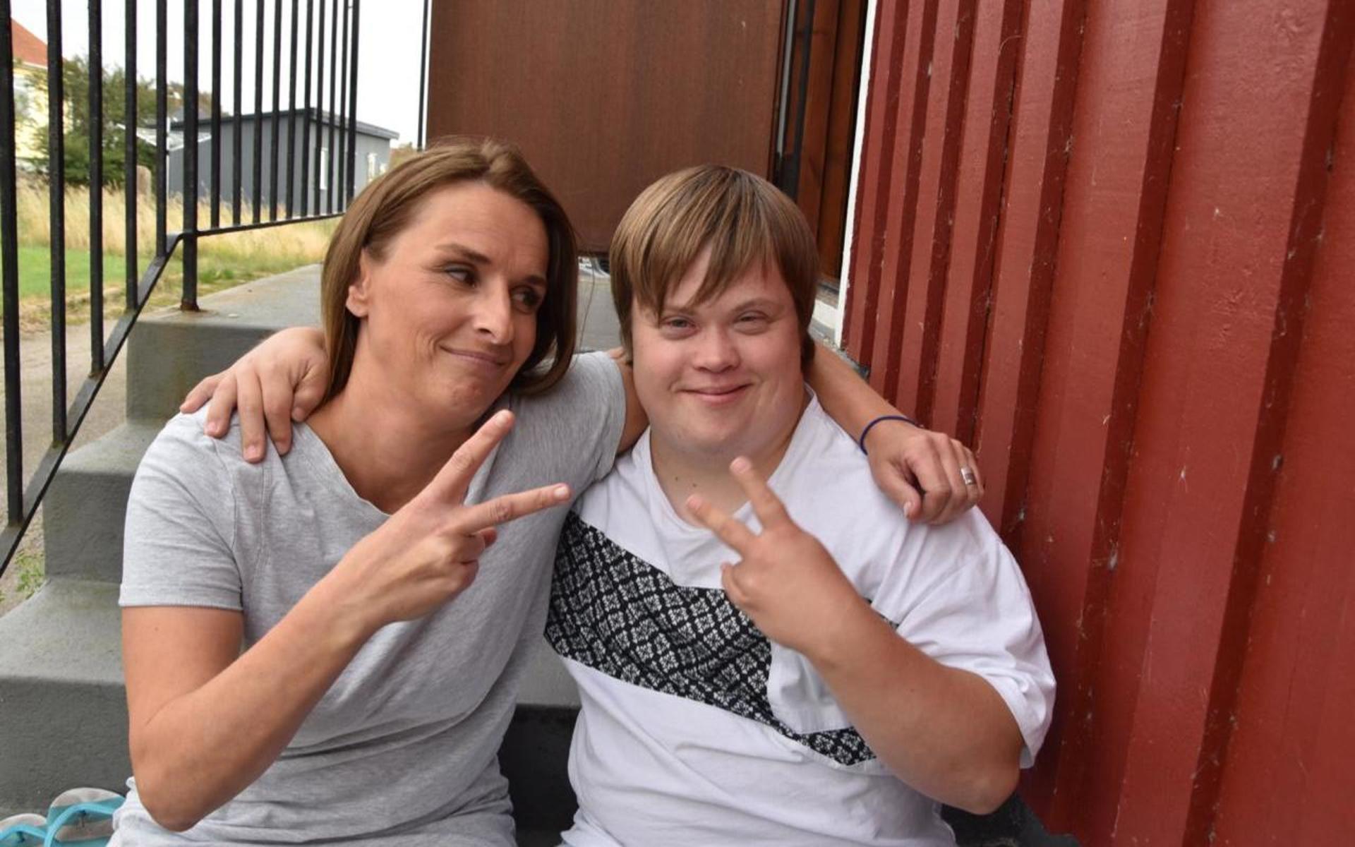 Anna Ginsthammar och Jonas Wiman ger fingret åt dem som har fördomar om funktionshinder.