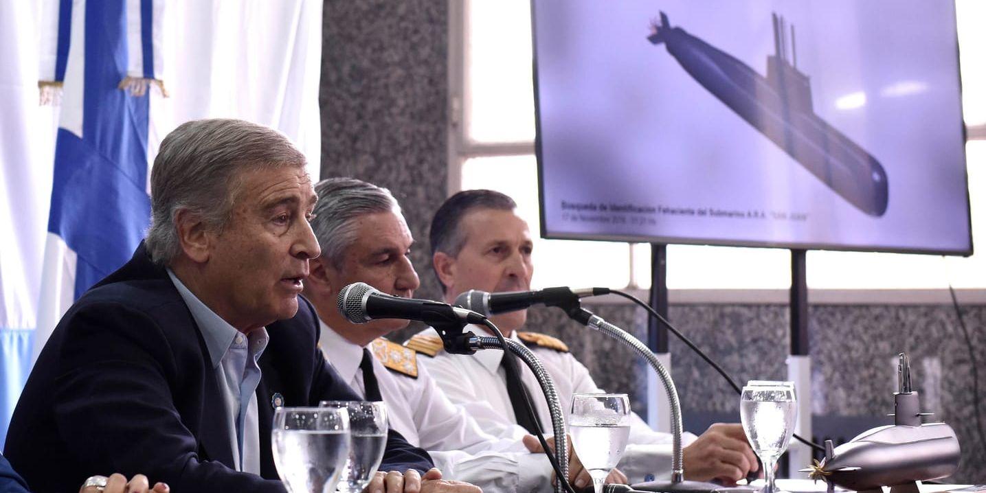 Argentinas försvarsminister Oscar Aguad under en presskonferens om den påträffade havererade ubåten.