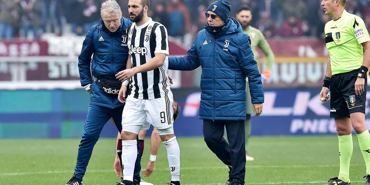 Juventus Gonzalo Higuaín lämnar derbyt mot Torino skadad.