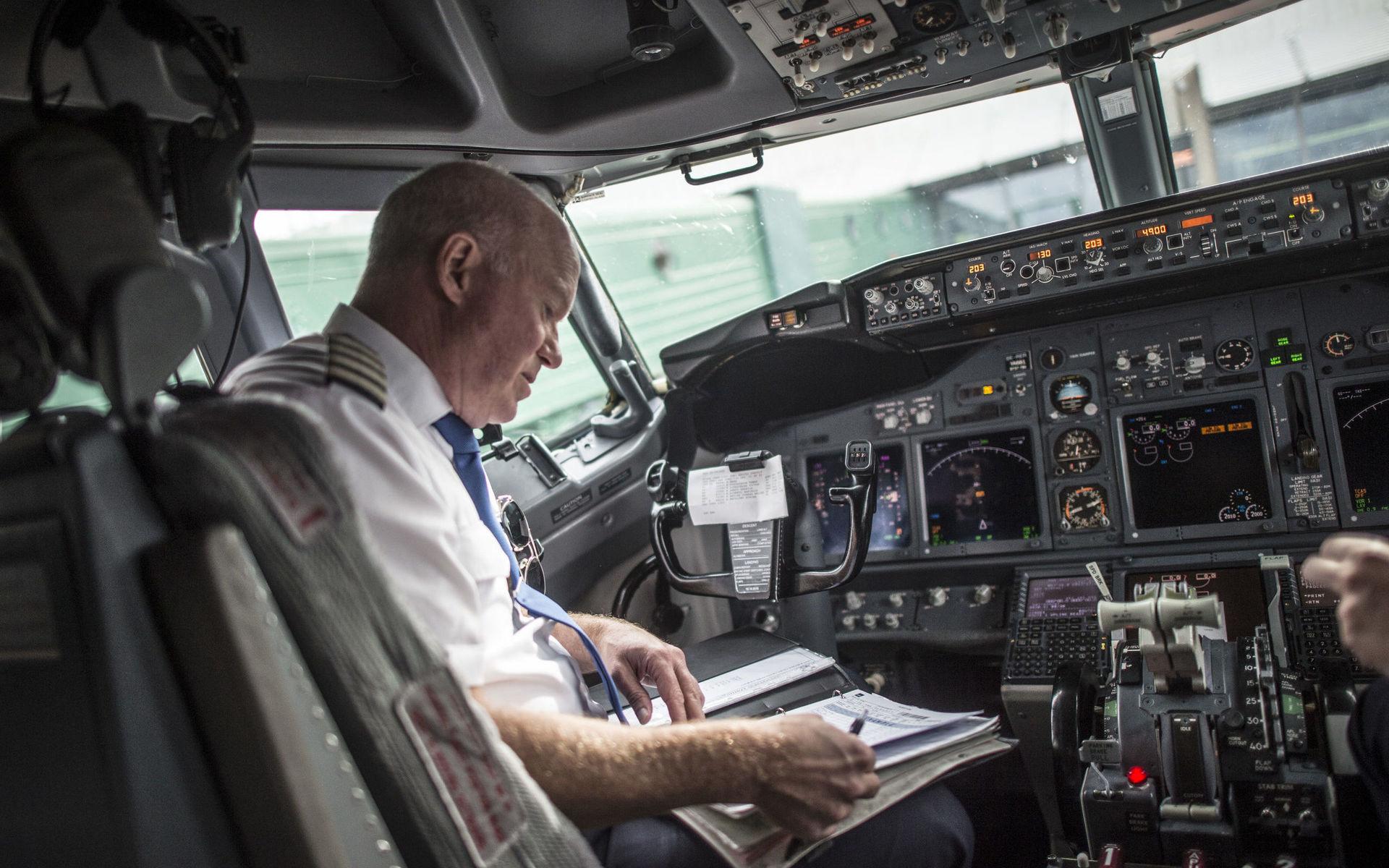 Tomas Gustafsson har jobbat som pilot i 30 år, här förbereder han sin flygning till Stockholm. Planet ska vara i luften om 20 minuter.