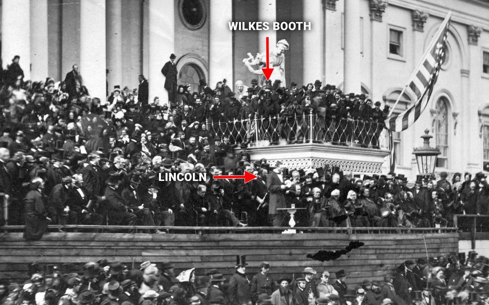 <strong>MÖRDARE PÅ BILD.</strong> På fotografier av Abraham Lincolns andra installation, 1865, kan man se hans baneman John Wilkes Booth stå på läktarplats. Foto: Wikipedia / Creative Commons