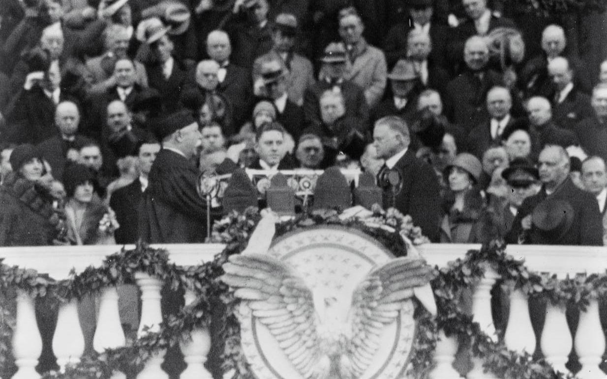 <strong>SVORS IN AV EX-PRESIDENT.</strong> William H. Taft (mannen till vänster) är den ende presidenten som gått vidare till att bli domare i USA:s högsta domstol. I sitt ämbete administrerade han installationen av två presidenter, Calvin Coolidge, 1921, och Herbert Hoover (till höger), 1929. Foto: TT