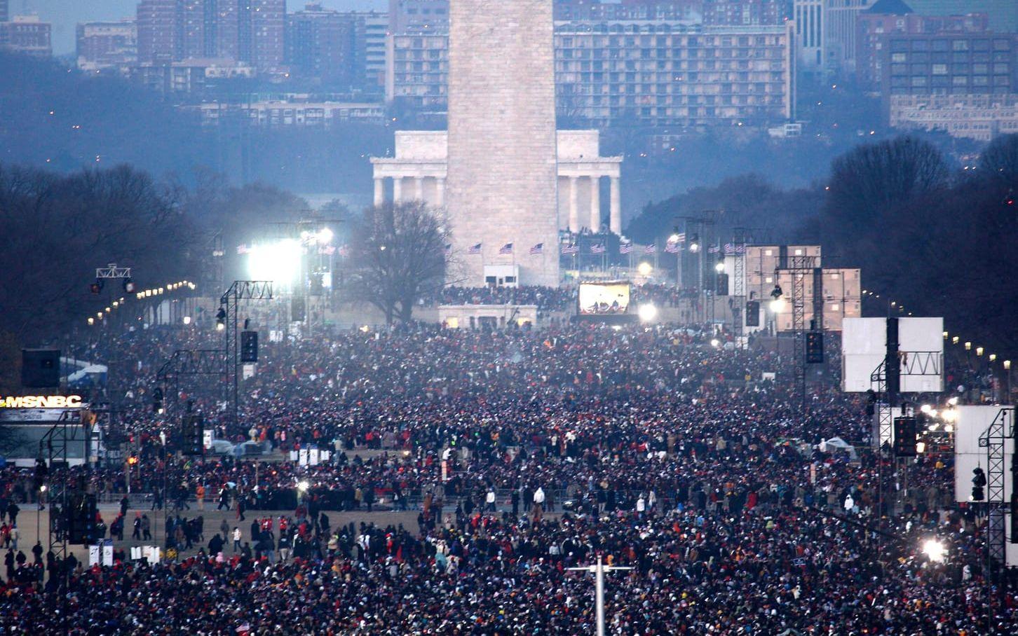 <strong>REKORDPUBLIK.</strong> Barack Obama lär vara den president som lockat flest människor att se ceremonin på plats. Uppskattningsvis 1,8 miljoner såg när han svors in. Foto: TT