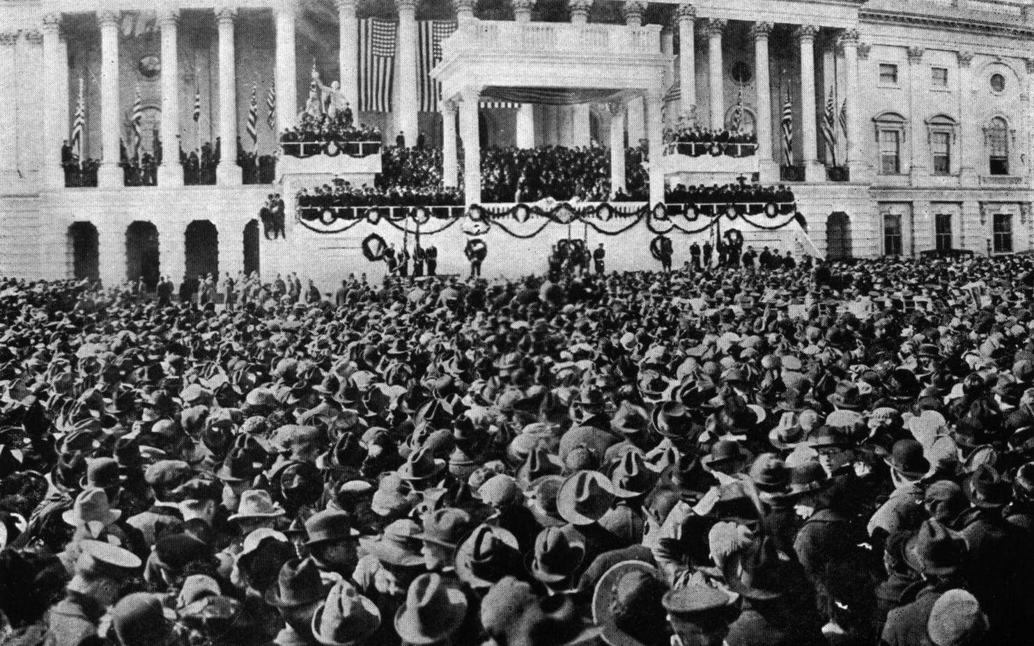 <strong>FÅ HÖRDE.</strong> Fram till 1921 var det nog få personer som en uppfattade vad den nyvalde presidenten sade. Högtalare började användas först 1921 och det dröjde till 1925 innan Calvin Coolidge som förste president levererade sitt tal i radio.