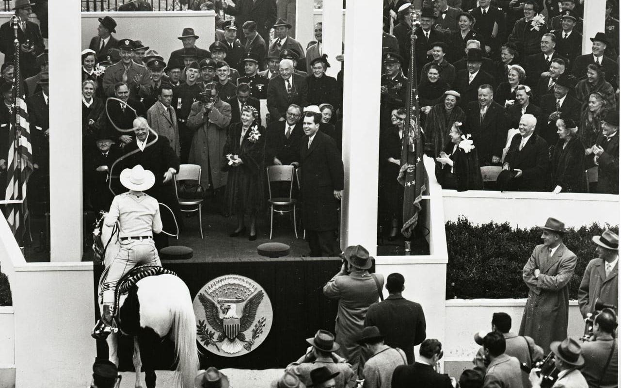 <strong>IKES! Det här inget man ser ofta.</strong> President Dwight Eisenhower fångades av ett lasso under sin installation 1953. Foto: Archives.org