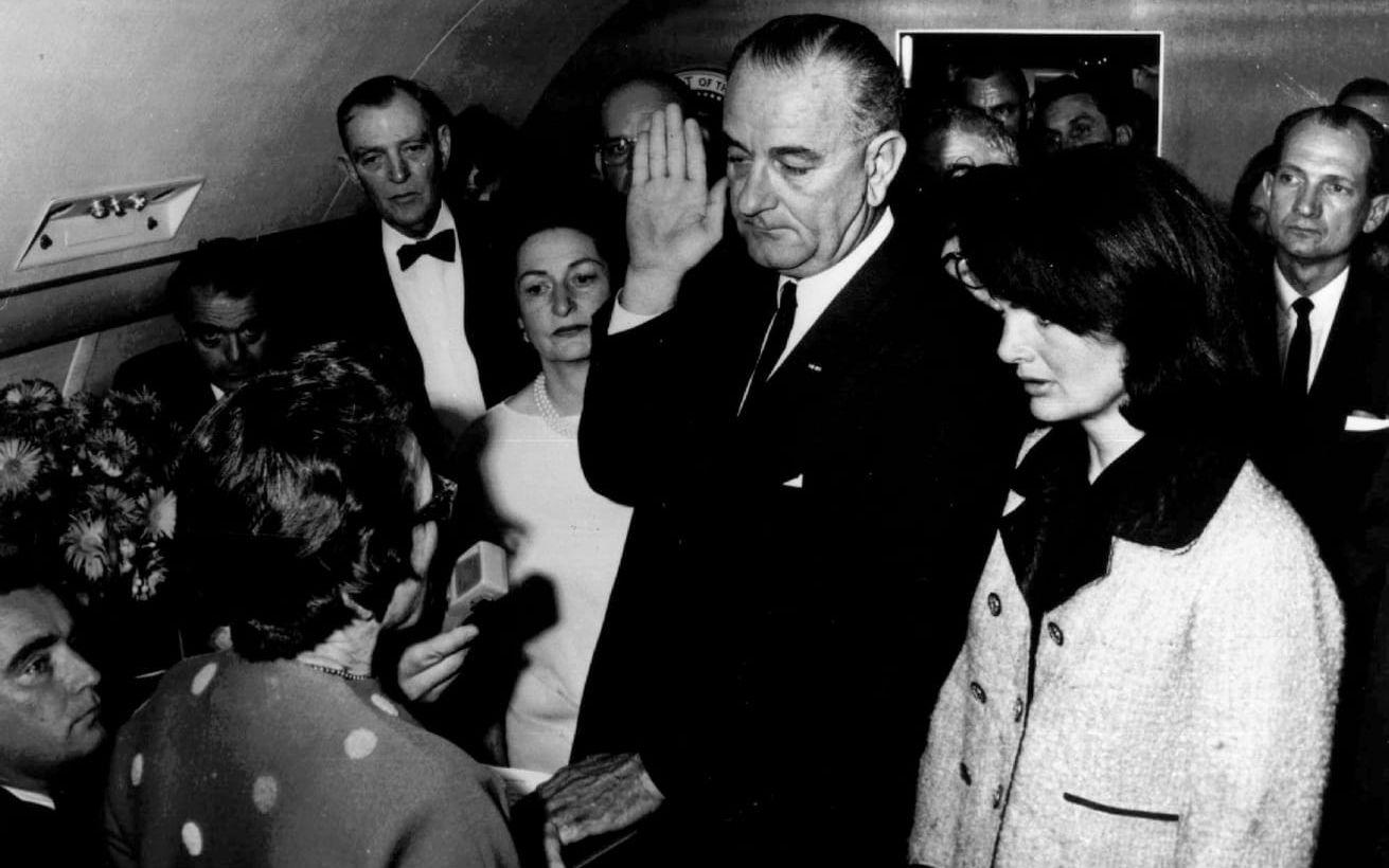 <strong>FLYGANDE CEREMONI.</strong> Lyndon B Johnson fick ingen tjusig ceremoni dagen han blev president 22 november 1955. I stället svors han in ombord på Air Force One två timmar efter mordet på John F Kennedy. Då var det Sara Hughes, som också var den första och enda kvinnan att att administrera eden. Foto: TT
