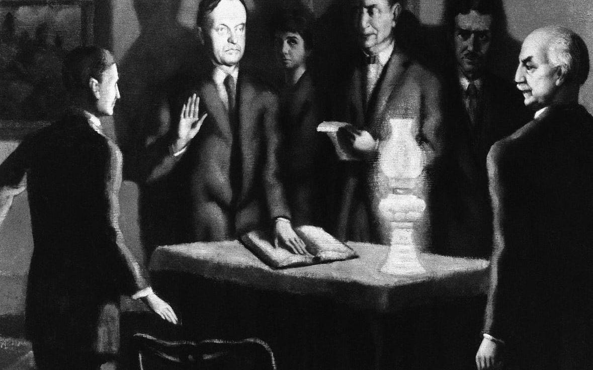 <strong>SVORS IN MITT I NATTEN.</strong> Calvin Coolidge fick inte heller någon vidare ceremoni när han svors in 1923. Han besökte sin far i Vermont, där det varken fanns elektricitet eller telefon, när han mitt i natten fick bud om att den sittande presidenten Warren Harding plötsligt gått bort. Hans far, som var notarie på orten, såg till att sonen svors in i ljuset från en fotogenlampa tretton minuter i tre den natten. Foto: TT