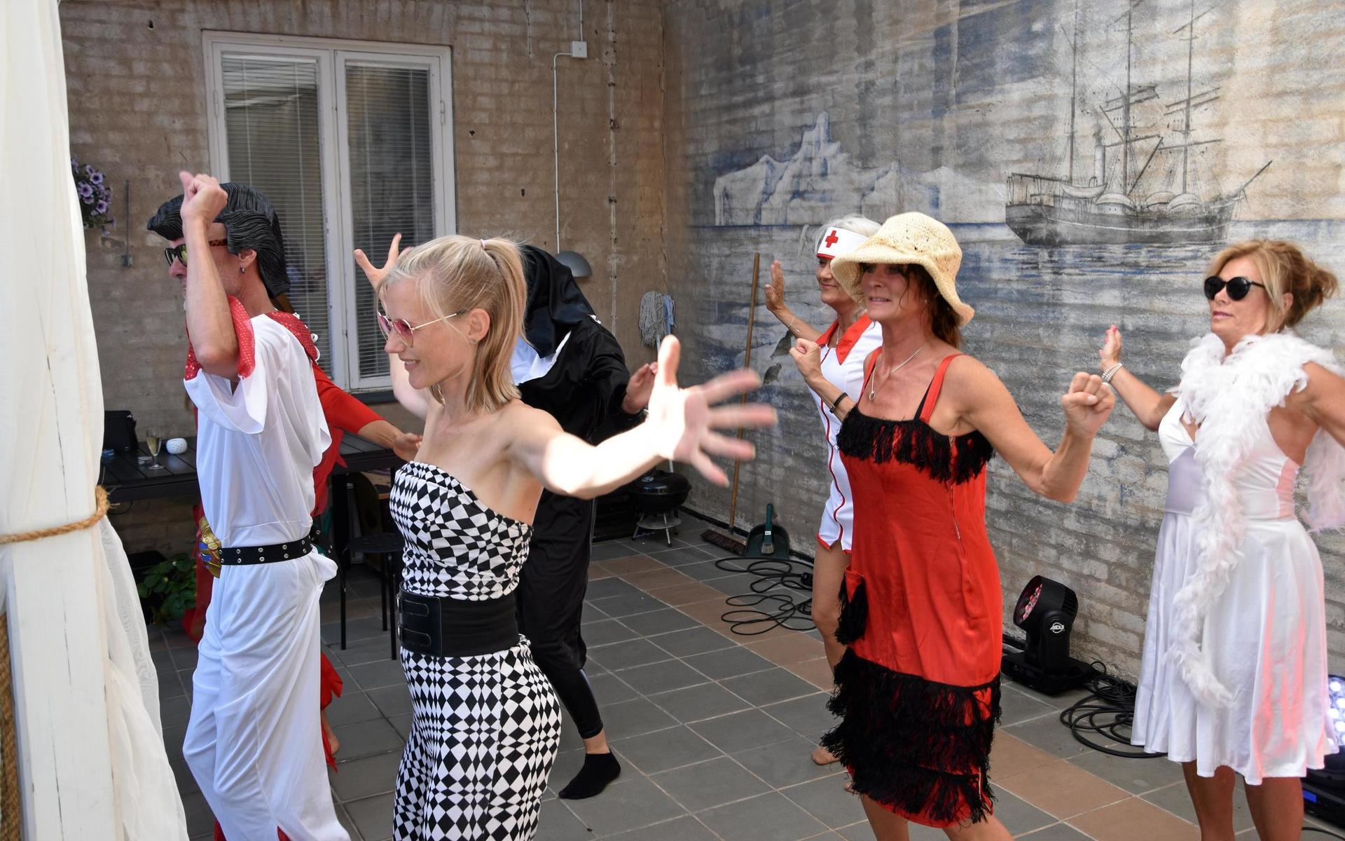 Elvis, en sjuksköterska och en nunna är med i videon som koreograferats av Helena Johansson.