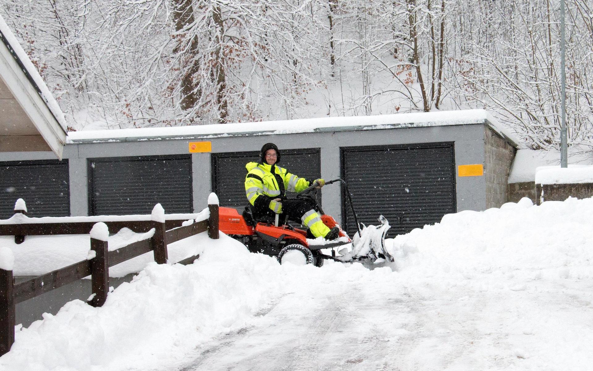 Jerry Kjellberg fick tillbringa många timmar på trädgårdstraktorn efter snöfallet över Knäred.