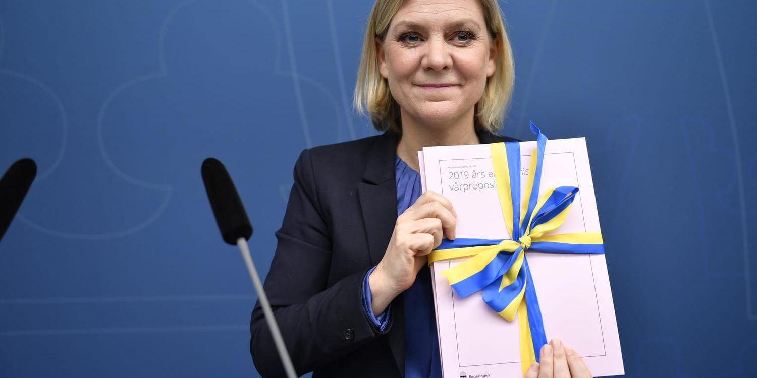 En budget som inte krymper klyftorna. Finansminister Magdalena Andersson (S) med den ekonomiska vårpropositionen.