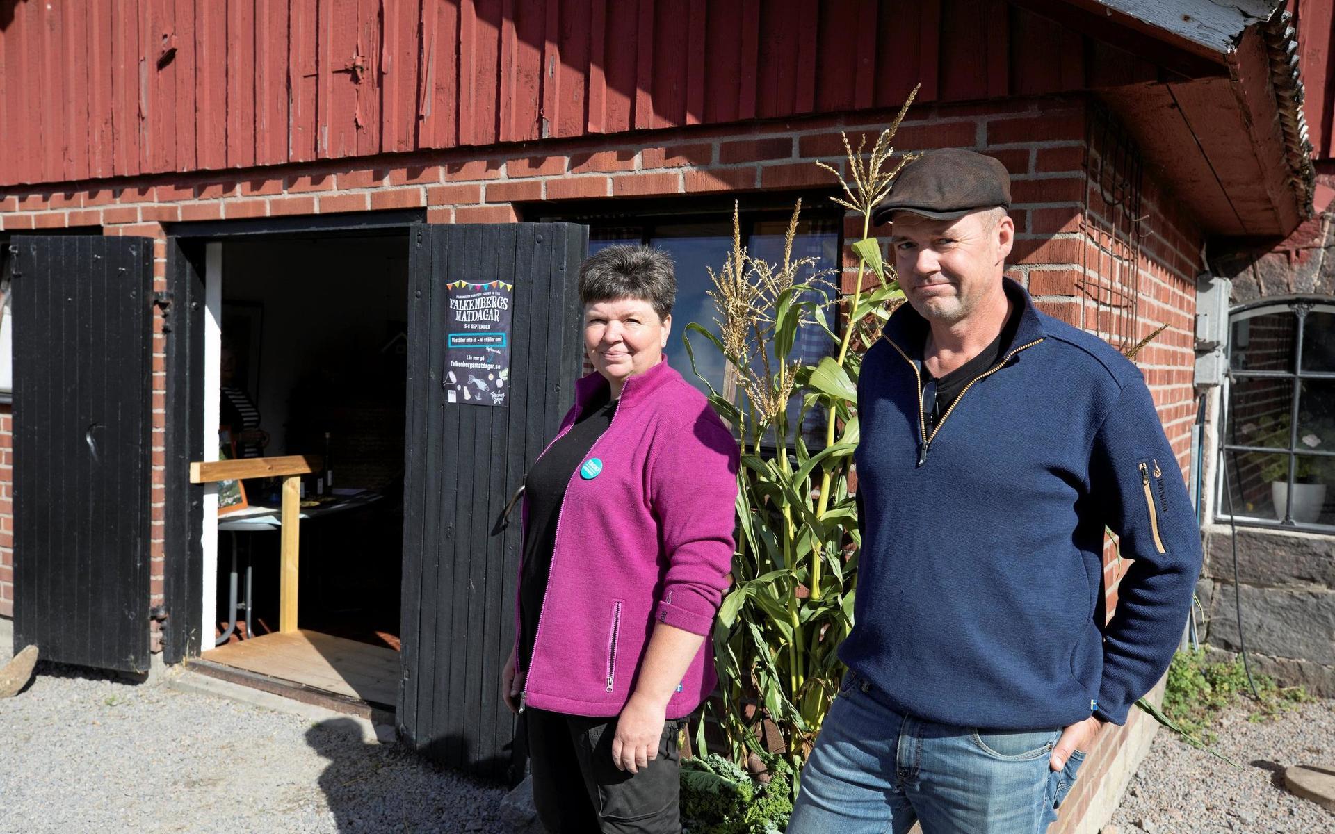 Charlotte Pedersen och Per-Anders Henriksson driver Ullarps gård sedan 1994 med bland annat 2500 hönor.