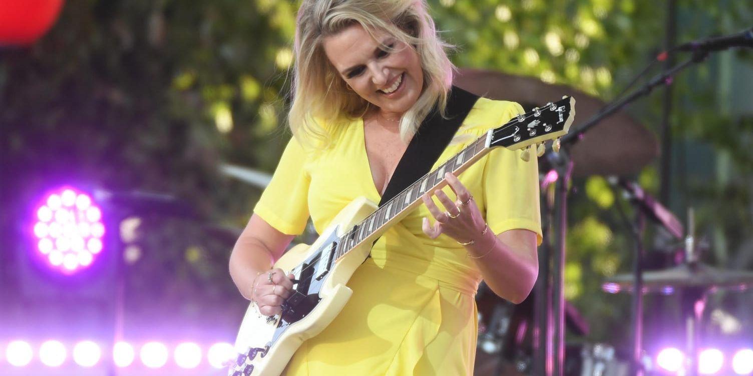 Programledaren Sanna Nielsen drog ett gitarrsolo under årets första upplaga av Allsång på Skansen på tisdagskvällen.