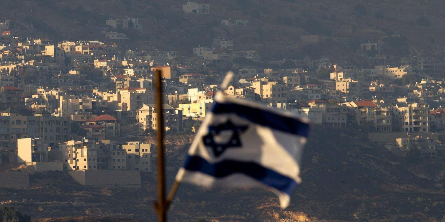 En israelisk flagga vajar i de av Israel annekterade syriska Golanhöjderna. Arkivbild.