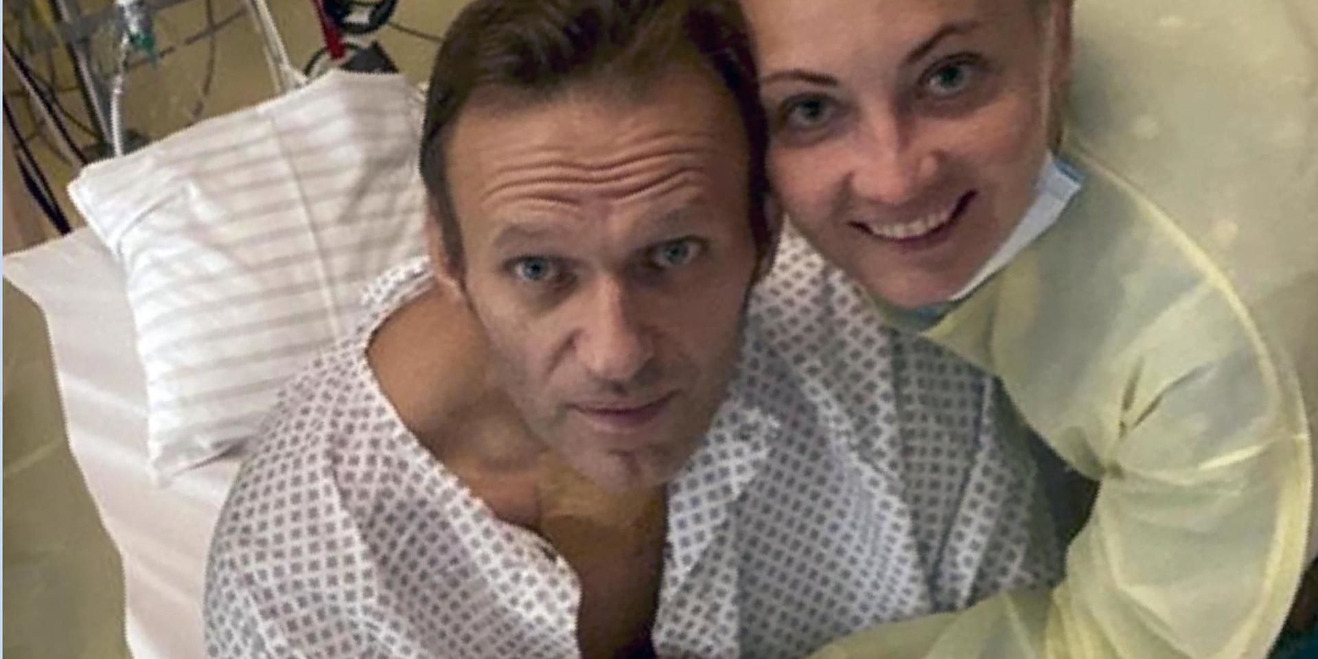 Aleksej Navalnyj på sjukhuset i Berlin på en bild som nyligen lades ut på Instagram.